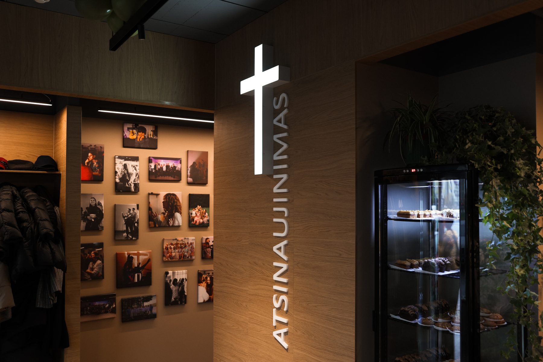 Пространство кафе с крестом Atsinaujinimas